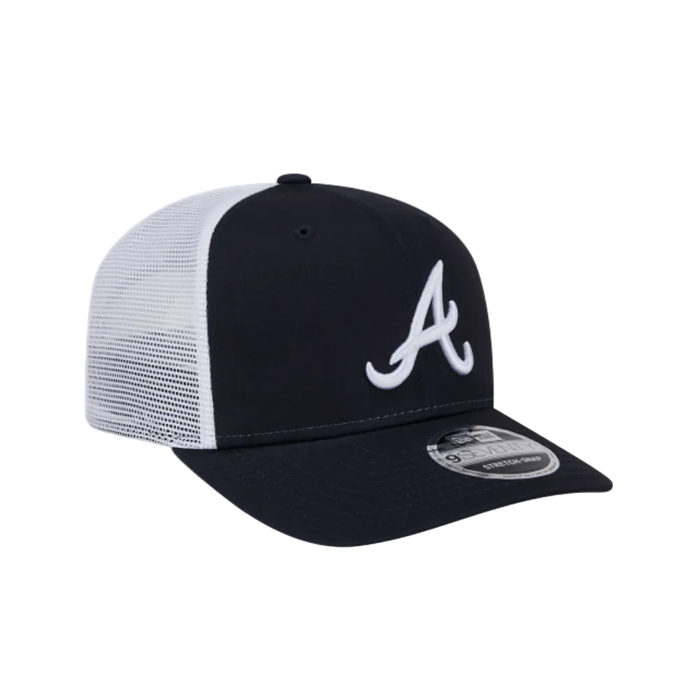 ATLANTA BRAVES 9SEVENTY NEW ERA NAVY TRUCKER SNAPBACK HAT