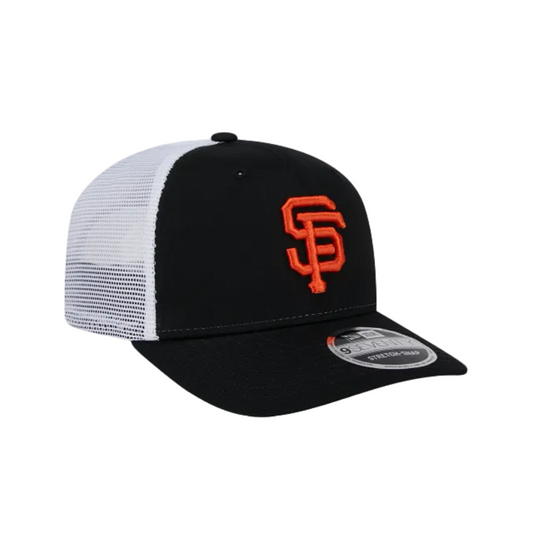 SAN FRANCISCO GIANTS 9SEVENTY NEW ERA BLACK TRUCKER SNAPBACK HAT