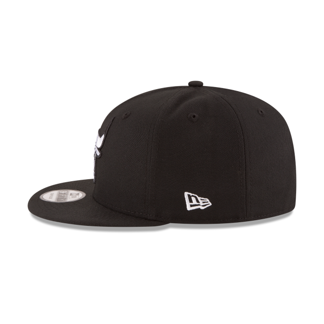 CHICAGO BULLS 9FIFTY NEW ERA BLACK WITH WHITE LOGO SNAPBACK HAT