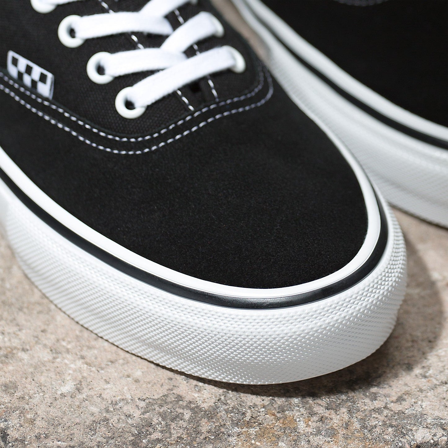 VANS SKATE AUTHENTIC BLACK AND WHITE SHOE