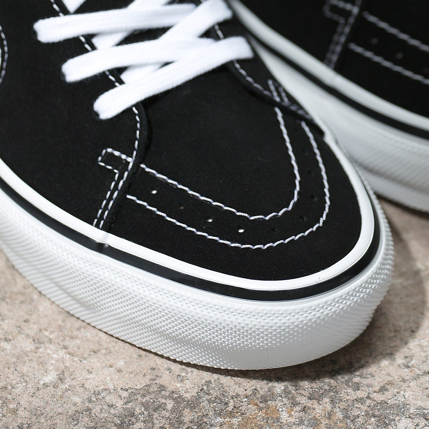 VANS SKATE SK8-HI BLACK AND WHITE SHOE