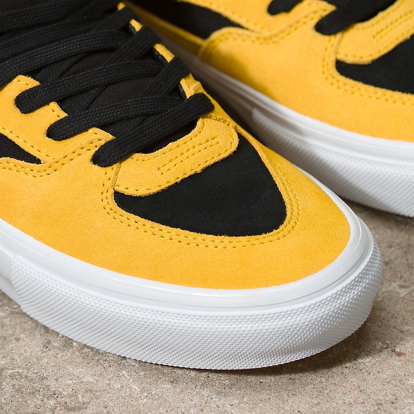 VANS x BRUCE LEE SKATE HALF CAB BLACK AND YELLOW SHOE