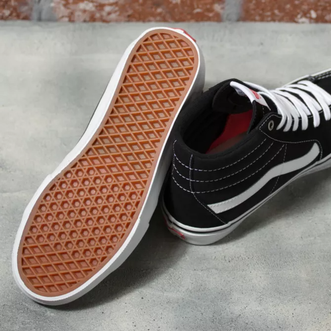 VANS SKATE SK8-HI BLACK AND WHITE SHOE